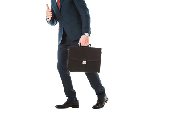 Vista parcial del hombre de negocios con maletín que muestra el pulgar hacia arriba aislado en blanco - foto de stock