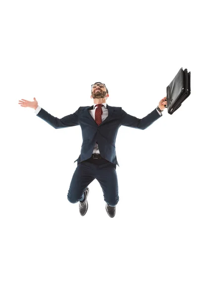 Збуджений бізнесмен з портфелем посміхається і стрибає ізольовано на білому — стокове фото