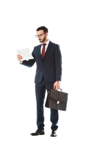 Atento hombre de negocios con maletín leyendo periódico aislado en blanco - foto de stock