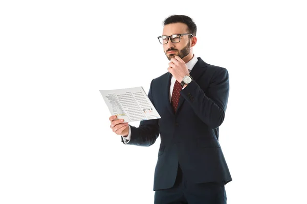 Pensativo hombre de negocios con el periódico mirando hacia otro lado aislado en blanco - foto de stock