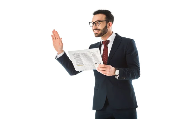 Homme d'affaires joyeux avec journal montrant geste bonjour et regardant loin isolé sur blanc — Photo de stock