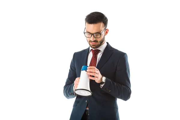 Вдумливий красивий бізнесмен тримає мегафон ізольовано на білому — стокове фото
