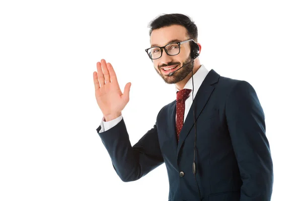Operador de centro de llamadas guapo en auriculares sonriendo y mostrando gesto idea aislado en blanco - foto de stock