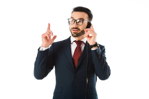 Fröhlicher Geschäftsmann im Headset zeigt Idee Geste isoliert auf weiß — Stockfoto