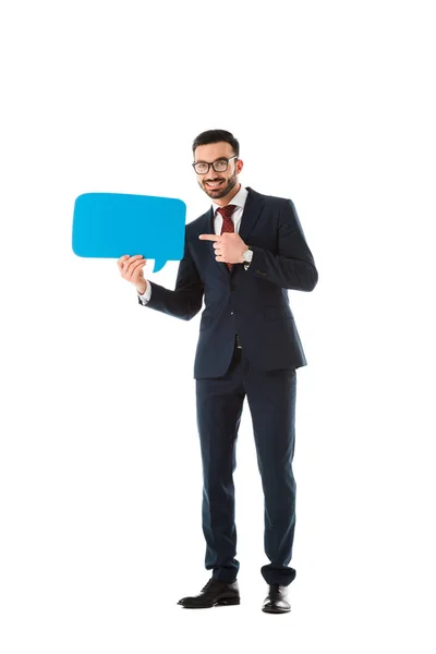 Веселий бізнесмен посміхається і вказує пальцем на бульбашку мовлення ізольовано на білому — стокове фото