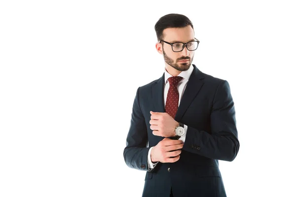 Hombre de negocios guapo en traje negro y gafas mirando hacia otro lado aislado en blanco - foto de stock