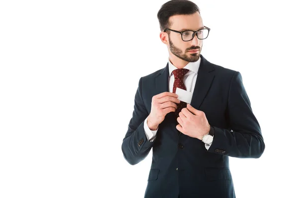 Серйозний бізнесмен отримує візитку з куртки і дивиться ізольовано на білому — стокове фото