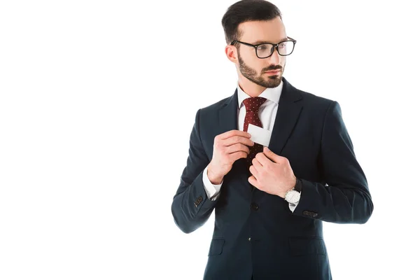 Serio uomo d'affari ottenere biglietto da visita fuori giacca e guardando lontano isolato su bianco — Foto stock