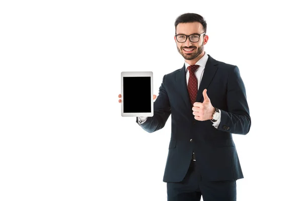 Empresário alegre segurando tablet digital com tela em branco e mostrando polegar para cima isolado no branco — Fotografia de Stock