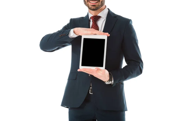 Recortado vista de sonriente hombre de negocios sosteniendo tableta digital con pantalla en blanco aislado en blanco - foto de stock