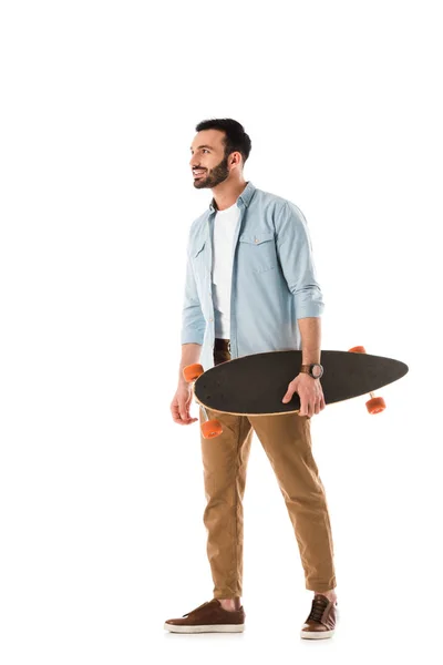 Glücklicher Mann mit Longboard lächelt und schaut isoliert auf weißem Grund weg — Stock Photo