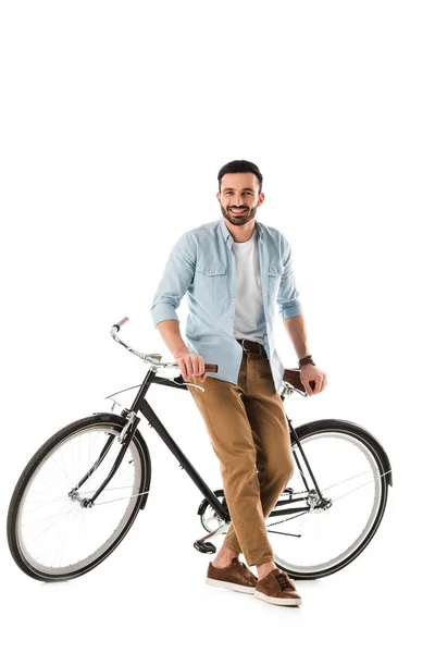Bel homme barbu avec vélo souriant et regardant la caméra isolée sur blanc — Photo de stock