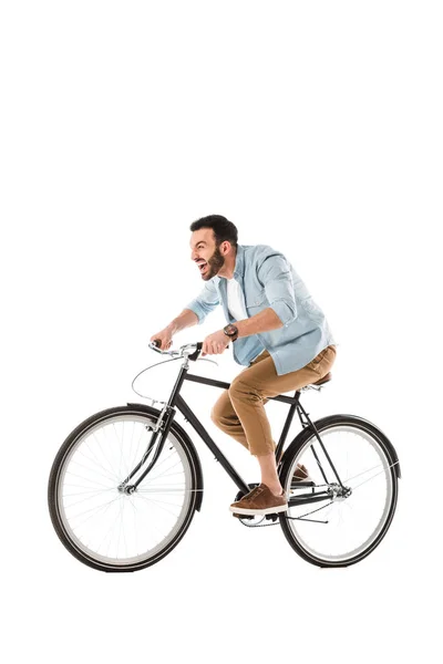 Сердитый бородатый мужчина кричит во время езды на велосипеде изолированы на белом — стоковое фото