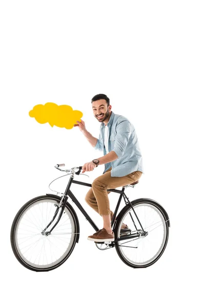 Hombre alegre montar en bicicleta mientras sostiene la burbuja de pensamiento aislado en blanco - foto de stock