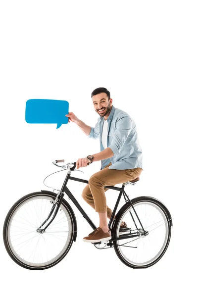 Sourire bel homme tenant bulle de parole et vélo d'équitation isolé sur blanc — Photo de stock