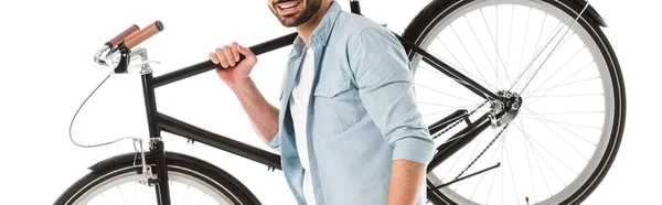 Vue recadrée d'un homme barbu souriant tenant un vélo isolé sur blanc — Photo de stock
