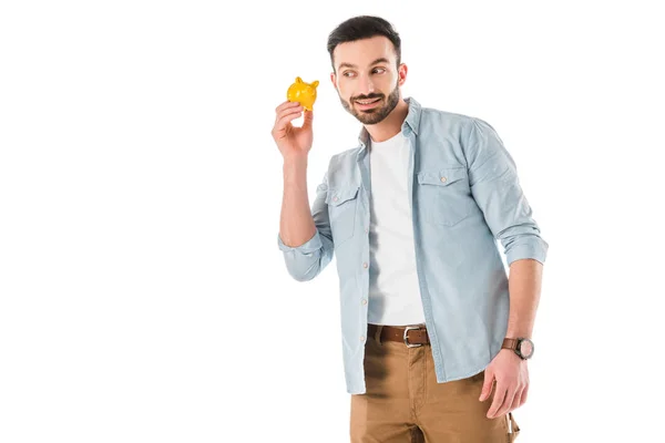 Alegre hombre en azul camisa sacudiendo moneybox aislado en blanco - foto de stock