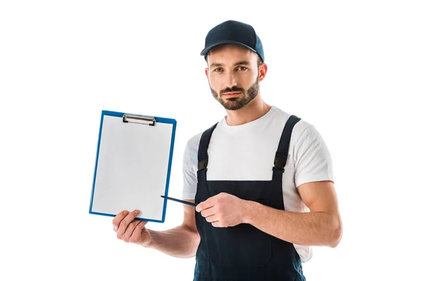 Seriöser Zusteller, der mit Stift auf Klemmbrett mit leerem Papier zeigt und isoliert auf weiße Kamera schaut — Stockfoto