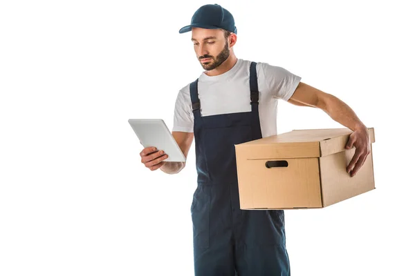 Уважний чоловік доставки, використовуючи цифровий планшет, тримаючи картонну коробку ізольовано на білому — Stock Photo