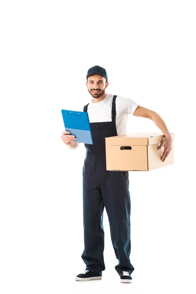 Alegre repartidor con caja de cartón sujetando portapapeles y sonriendo a la cámara aislada en blanco - foto de stock