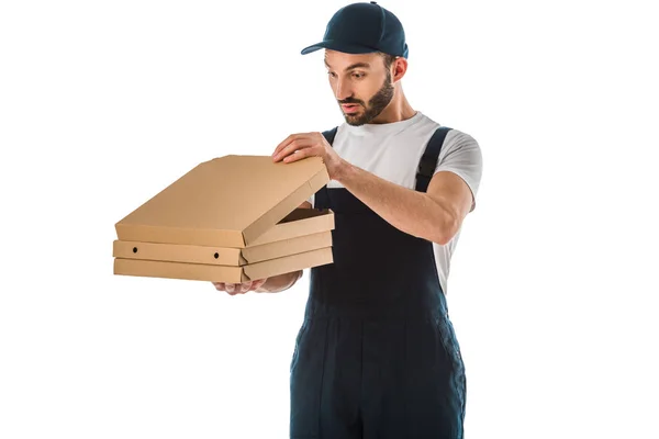 Homme de livraison surpris en salopette regardant dans la boîte à pizza isolé sur blanc — Photo de stock