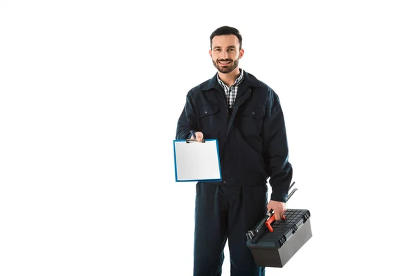 Lächelnder gutaussehender Arbeiter mit Werkzeugkiste, die leeres Klemmbrett isoliert auf weiß hält — Stockfoto