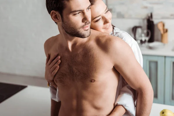 Menina bonita abraçando namorado bonito e musculoso — Fotografia de Stock