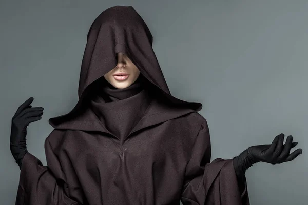 Vue de face de la femme en costume de mort geste isolé sur gris — Photo de stock