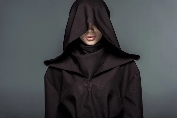 Vue de face de la femme en costume de mort geste isolé sur gris — Photo de stock