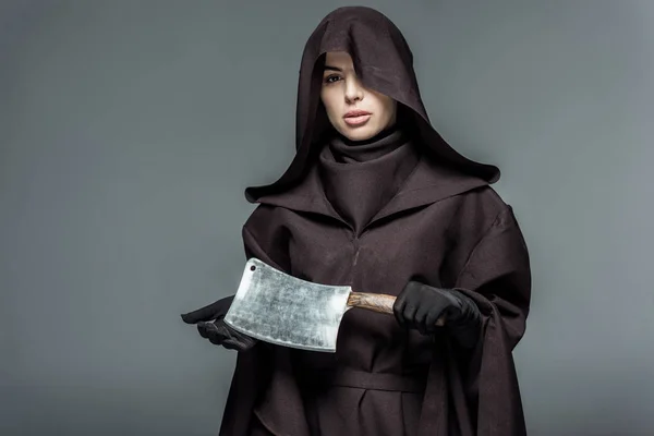 Mujer en traje de muerte sujetando cuchilla aislado en gris - foto de stock