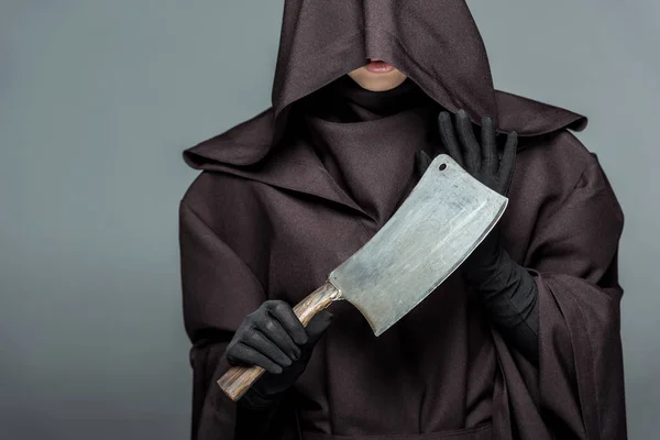 Vista ritagliata di donna in costume da morte tenuta mannaia isolato su grigio — Foto stock