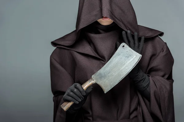 Recortado vista de la mujer en traje de la muerte celebración cleaver aislado en gris - foto de stock