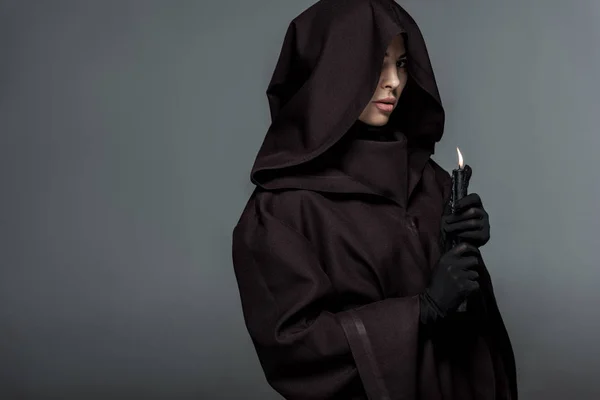 Femme en costume de mort tenant une bougie allumée isolée sur gris — Photo de stock