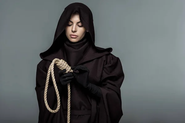 Frau im Todeskostüm mit hängender Schlinge isoliert auf grau — Stockfoto