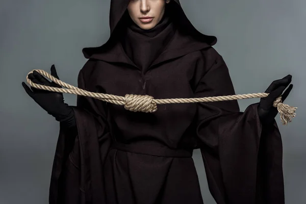 Cropped view of woman in death costume holding hanging noose isolated on grey — Stock Photo