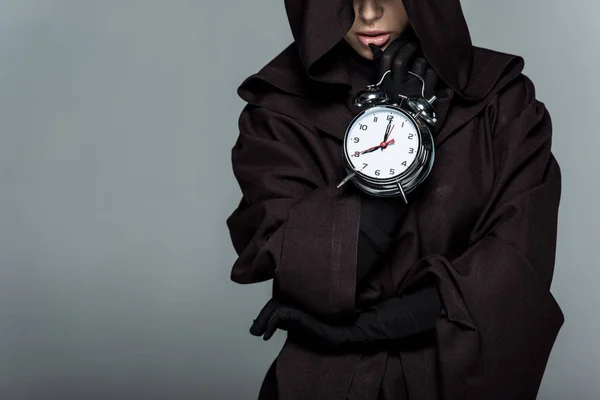 Vista ritagliata di donna in costume da morte con sveglia isolata su grigio — Foto stock