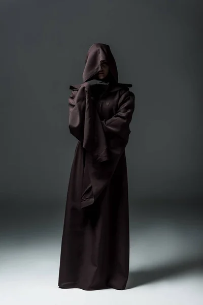 Vista completa de la mujer en traje de la muerte en gris - foto de stock