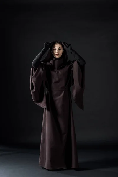 Полный вид женщины в костюме смерти на черном — стоковое фото