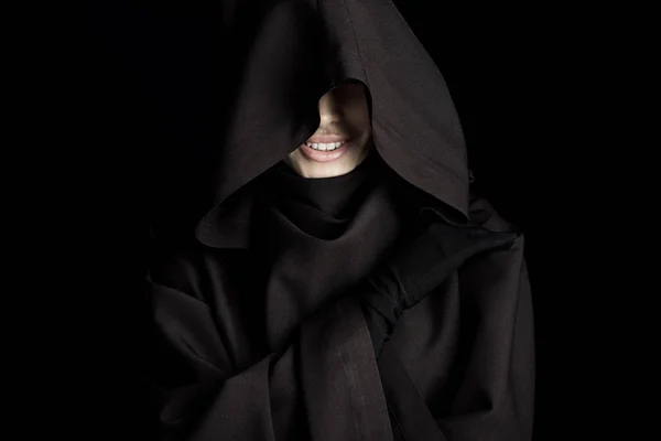Sonriente mujer en la muerte traje aislado en negro - foto de stock