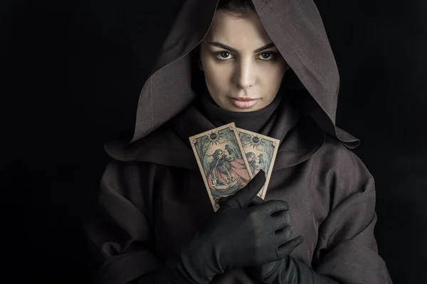 KYIV, UKRAINE - 18 AVRIL 2019 : jolie femme en costume de mort tenant des cartes de tarot sur noir — Photo de stock