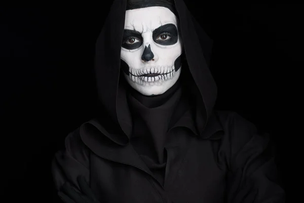 Femme avec le maquillage du crâne regardant la caméra isolée sur noir — Photo de stock