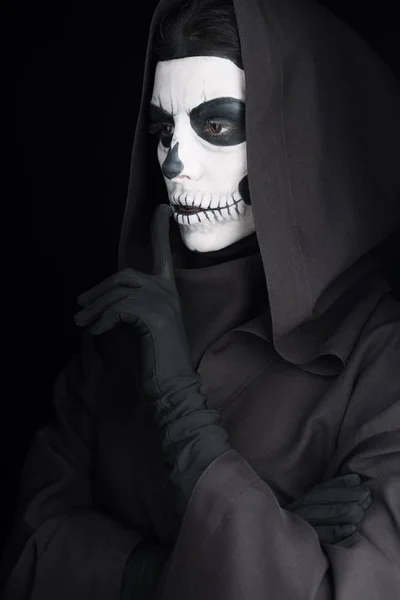 Femme avec le maquillage du crâne montrant signe de silence isolé sur noir — Photo de stock