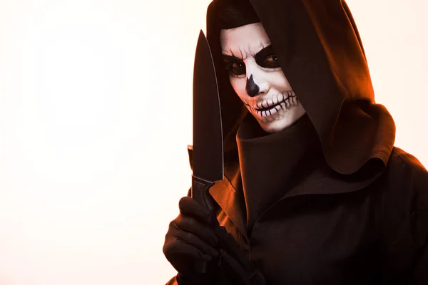 Frau mit Totenkopf-Make-up hält Messer isoliert auf weiß — Stockfoto