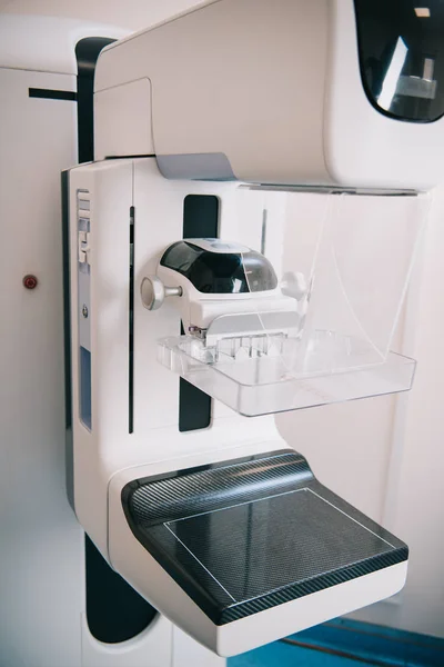 Contemporary vertical x-ray machine for radiography diagnostics — Stock Photo