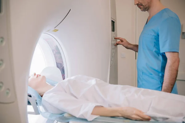 Visão parcial do radiologista operando máquina de ressonância magnética durante o diagnóstico dos pacientes — Fotografia de Stock