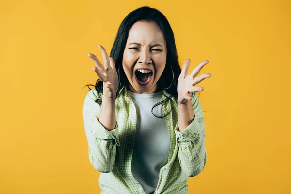 Aggressivo asiatico donna gesturing e urlando isolato su giallo — Foto stock