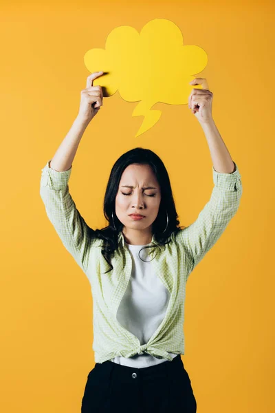 Aufgebrachte asiatische Mädchen mit Wolke Sprechblase, isoliert auf gelb — Stockfoto