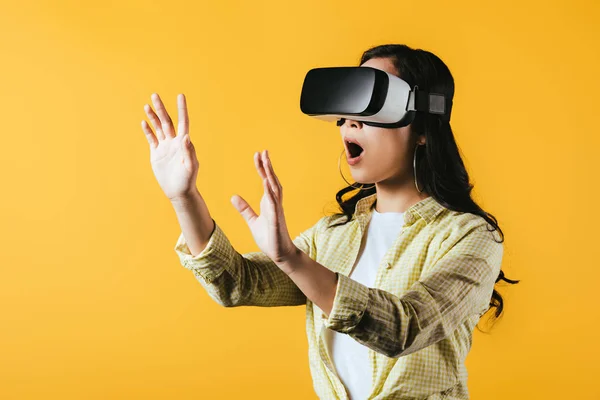 Schockiertes Mädchen mit Virtual-Reality-Headset, isoliert auf gelb — Stockfoto