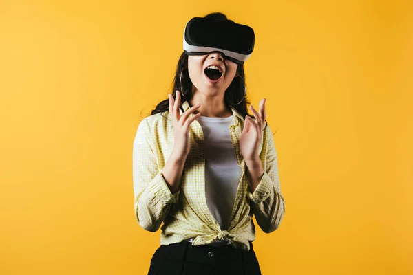 Excité fille crier dans la réalité virtuelle casque, isolé sur jaune — Photo de stock