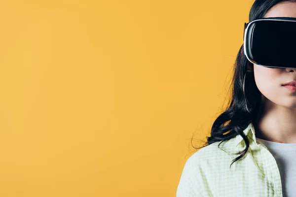 Vista recortada de chica en auriculares de realidad virtual, aislado en amarillo - foto de stock